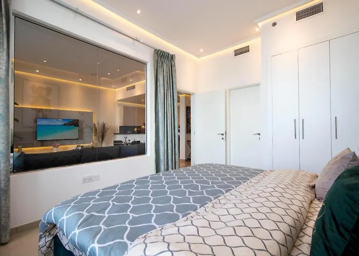 Luxury-Designer 1 Bedroom Sea View